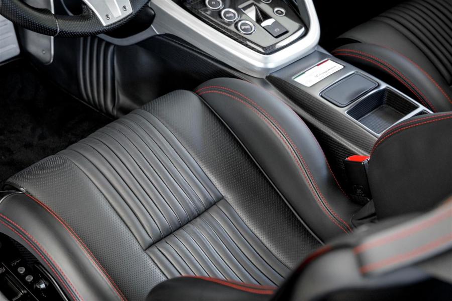 Интерьер Alfa Romeo 8C Competizione 2008 года  (фото 59 из 143)